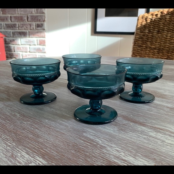 🦋Vintage Blue Glassware - Picture 3 of 4